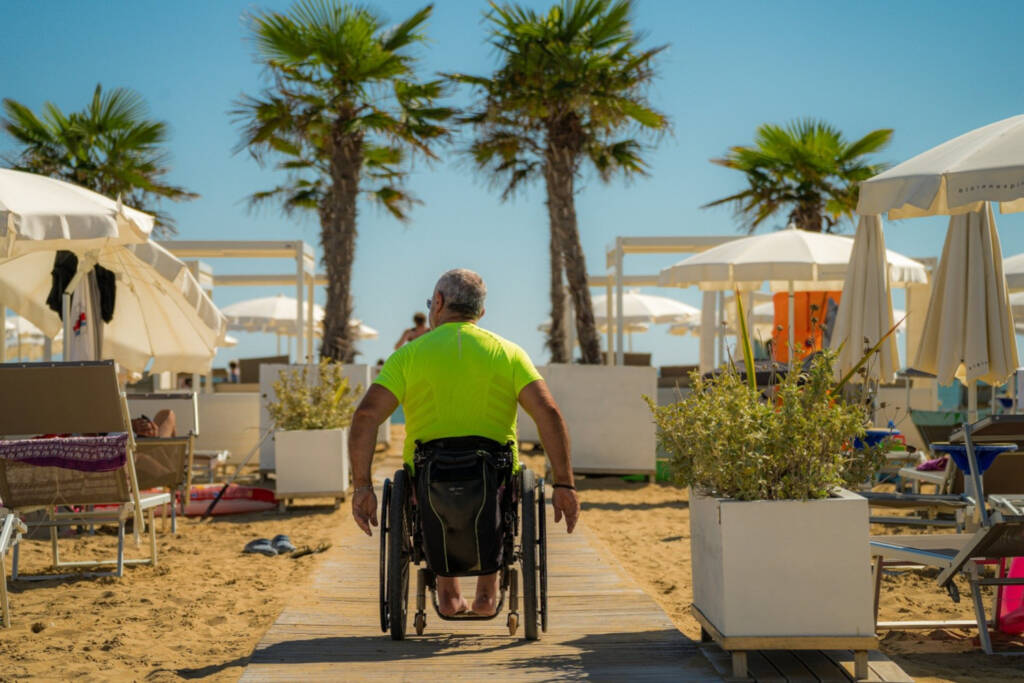 Spiaggia accessibile per persone con disabilità